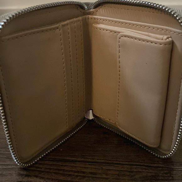 Guess Wallet - Picture 3 of 3